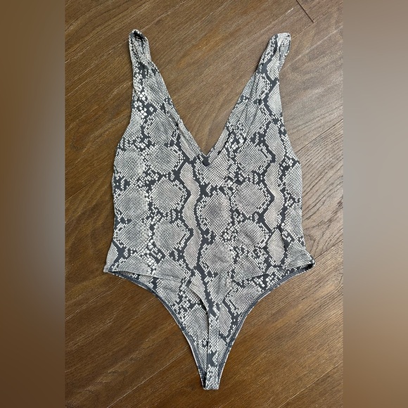SOLD Aritzia Babaton Contour V Neck Bodysuit RARE Snake Print - Picture 3 of 5